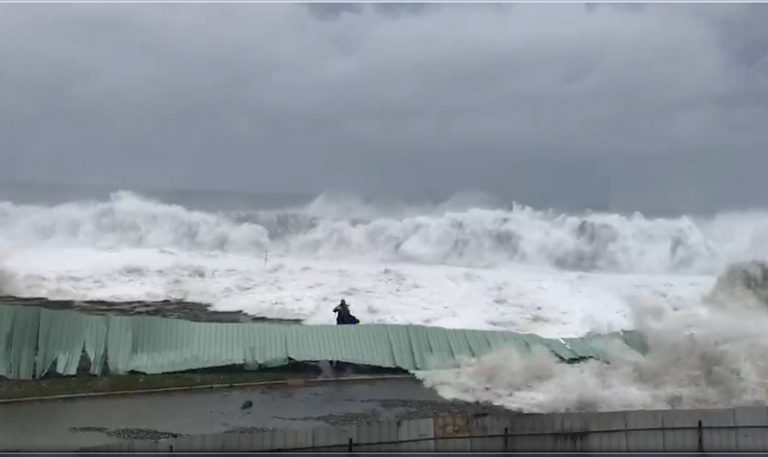 山竹遠離台東滿目瘡痍 氣象局續發豪雨特報