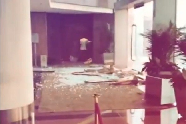 山竹狂风豪雨袭港 尖沙咀酒店大厅玻璃爆破一刻