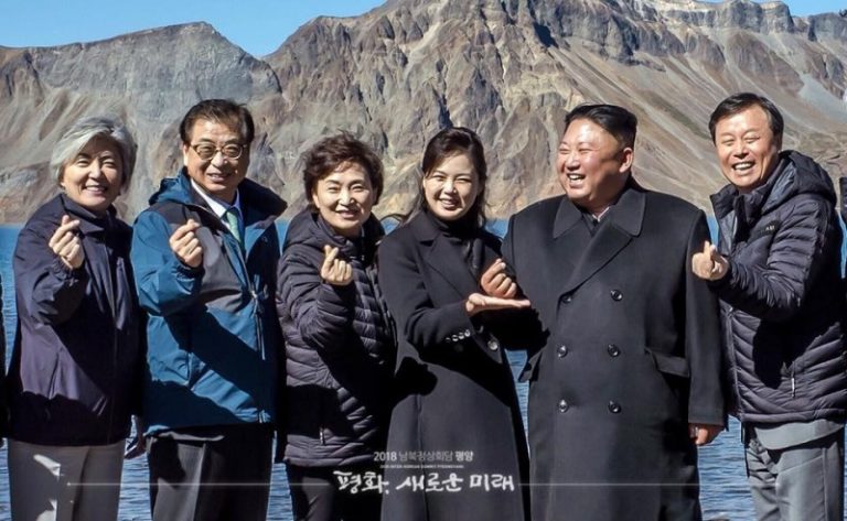 手指無法交叉？金正恩擺姿勢拍照側對鏡頭