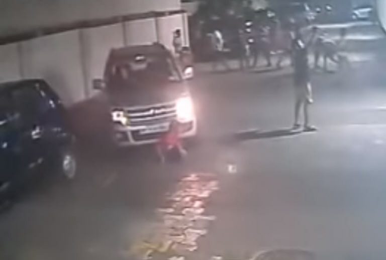 網友熱議的印度男孩  被捲入車底後淡定的起身玩球（視頻）
