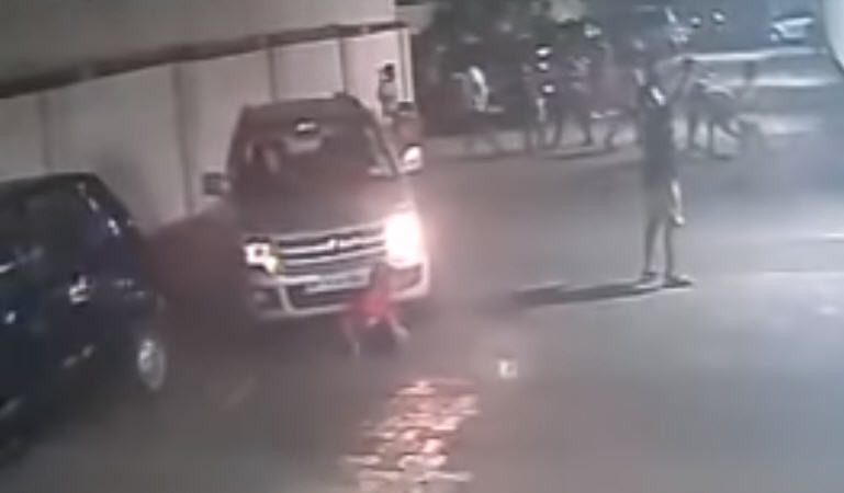 网友热议的印度男孩  被卷入车底后淡定的起身玩球（视频）