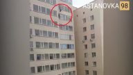 接不到就悲劇了！男童掛窗外 9樓住戶伸手要接