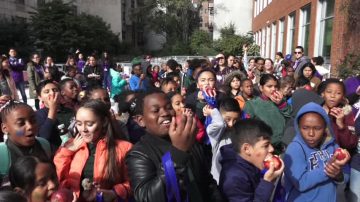 纽约市小学生与苹果游戏 玩乐中认识健康饮食