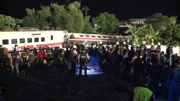 普悠瑪翻車搶救空拍 台鐵27年最嚴重事故