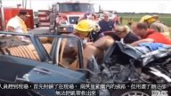 女孩车祸现场被困 神秘人物出现救了她（视频）