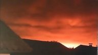 乌克兰大军火库爆炸 橘光笼罩夜空 万人疏散陆空停摆