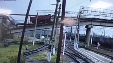 驚險！俄貨車開上4米高架橋 瞬間塌陷(視頻)