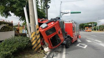 离奇！北市消防车撞电线杆 小队长抛出车被辗身亡