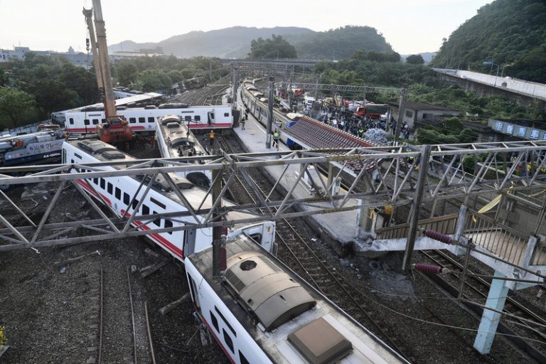 台鐵普悠瑪翻車事故 司機意識清楚可說話
