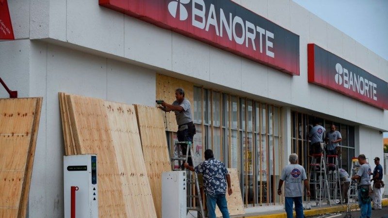 “极危”飓风威拉直扑墨西哥 民众囤食物忙防范(视频)