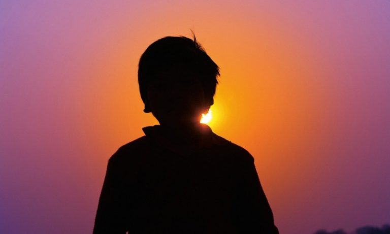 天津17歲少年假扮富二代 騙財百萬還生了一個娃