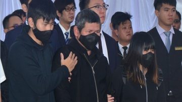 普悠瑪司機員痛哭跪拜 家屬：不怪你 一起找真相