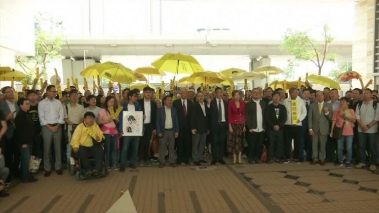 佔中九子受審不改初衷 法院外上百人聲援