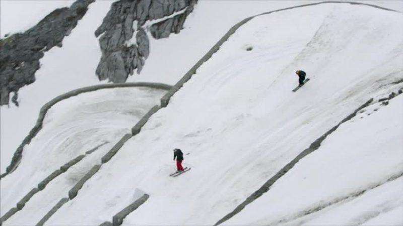 新闻放轻松：滑雪健将阿尔卑斯展身手 高山俯冲555米