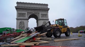 “黄背心”抗议后 巴黎清理市容 马克龙谴责暴力