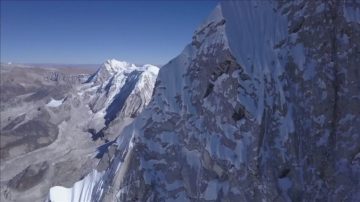 奥地利小伙三次尝试 终攀上7000米高峰