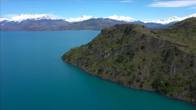 智利卡雷拉將軍湖 高手挑戰懸崖跳水