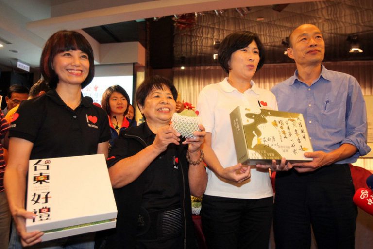 韓國瑜與愛心菜販出席公益會 陳其邁批惡質操作
