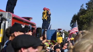 加州槍擊案 警察火拼槍手殉職 民眾夾道致敬