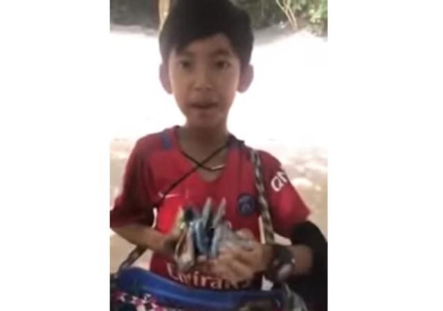 聰明得令人心疼 柬埔寨男童操8國語言兜售商品（視頻）