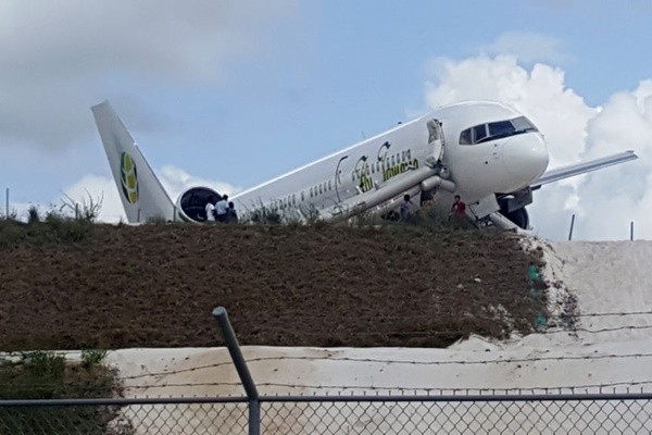 牙買加客機迫降衝出跑道 機翼引擎斷裂6傷(視頻)
