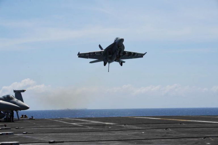 美航母大黃蜂戰鬥機墜海  2飛行員獲救