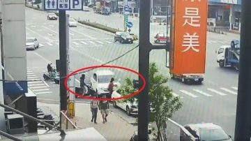 女路邊等過馬路 遭恍神男衝撞傷重不治(視頻慎入)