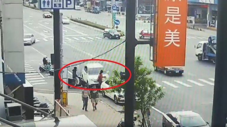 女路邊等過馬路 遭恍神男衝撞傷重不治(視頻慎入)