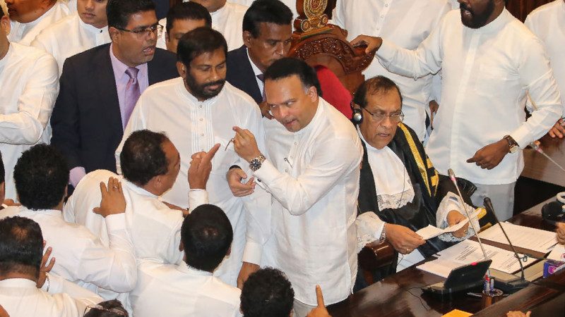 斯里蘭卡陷政治危機 國會爆全武行10多人受傷