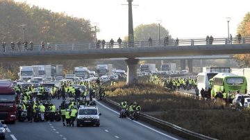 不满油价调涨 法国群众抗议酿1死227人伤