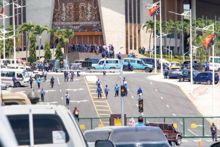 未領到APEC執勤津貼 巴新軍警闖國會砸傢俱
