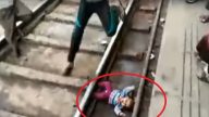 大惊失色!小女孩从妈妈手中滑落轨 火车急驶而过...