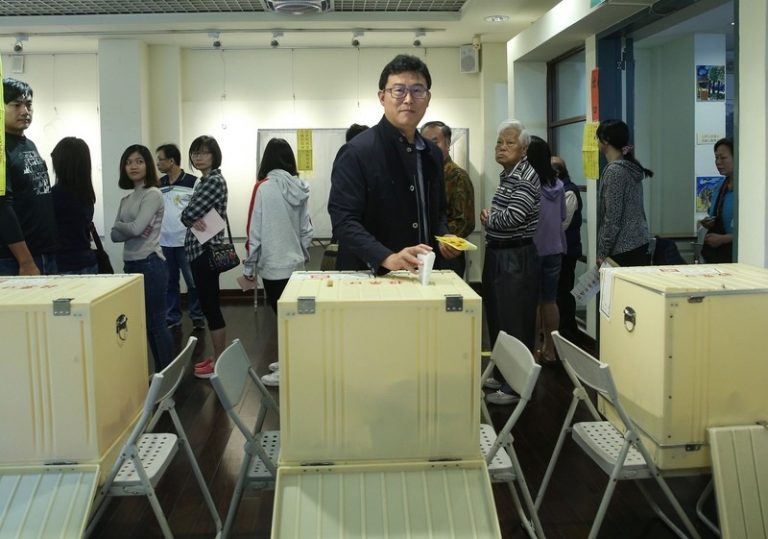 投完票 姚文智回立院辦公室打包