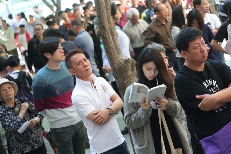 投票日好天氣大排長龍 中選會：下午4時前排隊都可投票