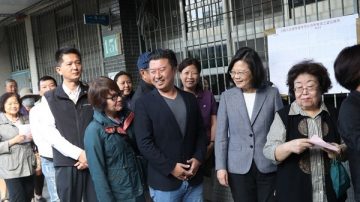 史上最复杂  九合一选举加公投 政治人物排队等投票