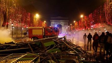 法国逾10万人抗议燃油税涨 巴黎爆警民冲突