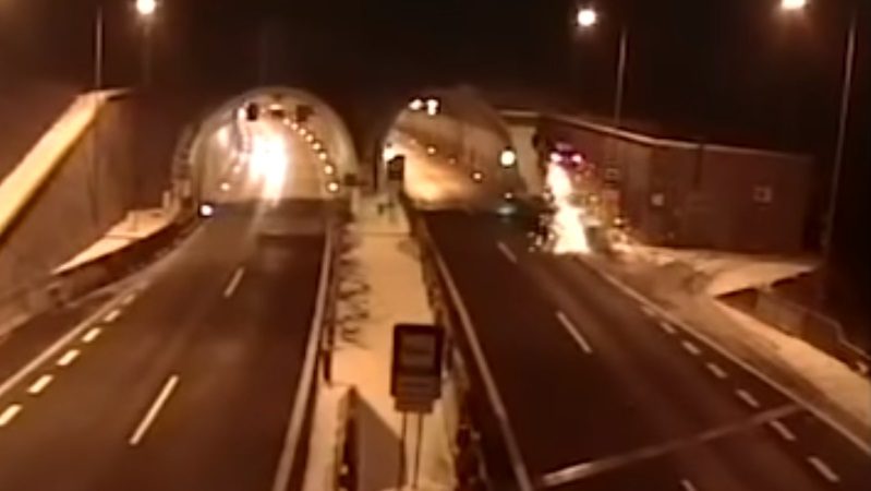 BMW衝天翻360度墜進隧道 警：駕駛睡著了