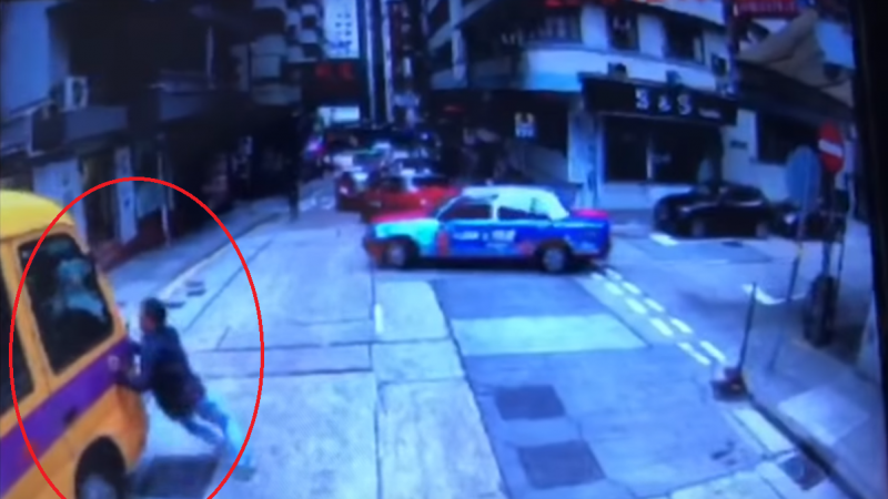 香港娃娃车冲下斜坡 司机阻车遭辗酿2死12人伤(视频)