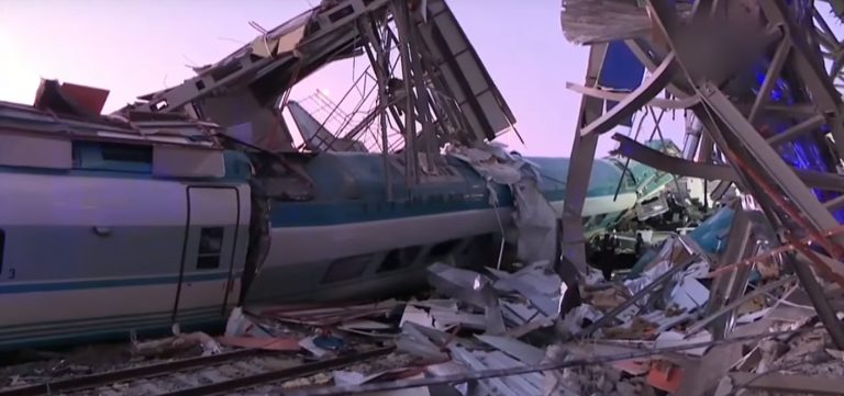 土耳其高速列車撞擊翻覆 至少4死43人傷