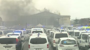 法国救护车堵塞协和广场 税改危机加剧