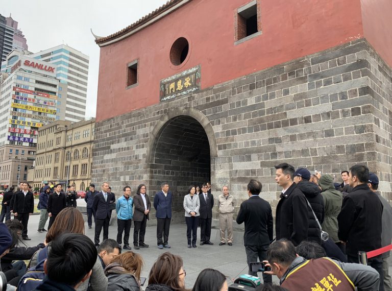 罕見穿西裝 柯文哲北門親迎接蔡英文