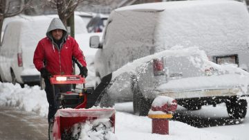 暴风雪袭击美中西部 冰雪盖路车辆难行