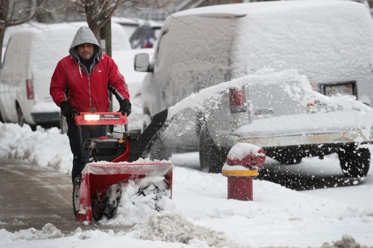暴風雪襲擊美中西部 冰雪蓋路車輛難行