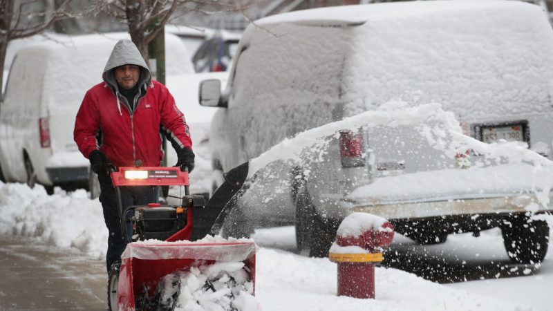 暴風雪襲擊美中西部 冰雪蓋路車輛難行