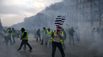 法国“黄背心”蔓延 马克龙面临执政危机