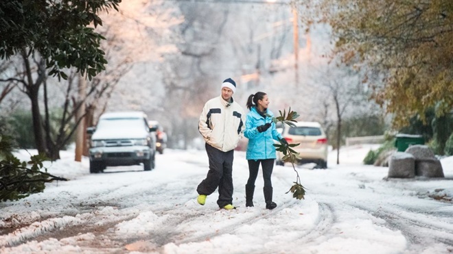 暴风雪袭美国南方 迷人雪景成交通大患