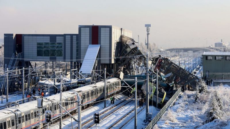 時事拼盤：剛果婦四萬英尺高空產子 土耳其火車事故釀9死