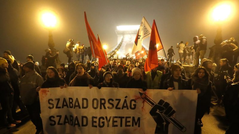 剥削劳工权益 匈牙利反奴隶法爆警民冲突