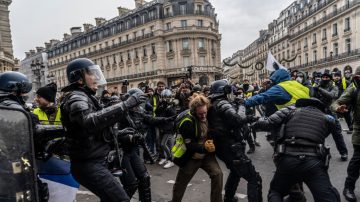 法国“黄背心”人数骤减 诉求转向改变体制