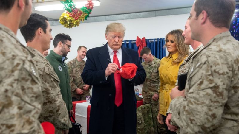 美空军回应：总统为军人的川普帽签名不违军规